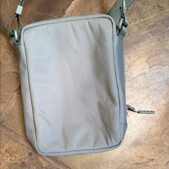 lululemon athletica green easy access cross body Bag 1.5 L - Picture 8 of 8